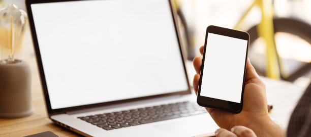 男性手拿智能手机的照片。空白屏幕，模型，copyspace准备文本或设计图片下载