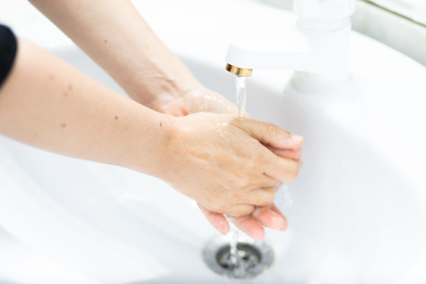 妇女洗手素材图片