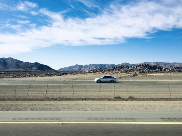 沙漠中的汽车图片下载