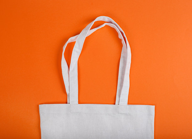 黄色背景的环保袋。模型与文本复制的地方。生态救援概念。前视图。图片下载