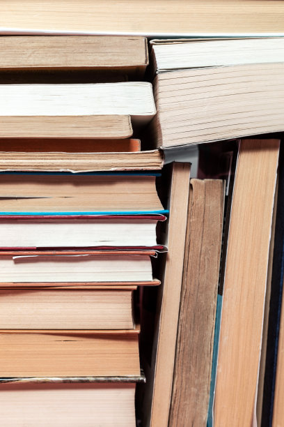 许多书成堆。精装书。教育的概念。图片下载