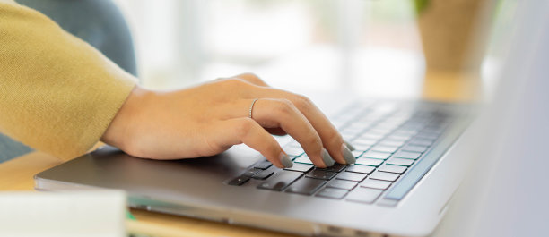 靠近女员工在键盘上打字，检查任务，回复公司的电子邮件，联系同事从家里工作和隔离的时间概念图片下载