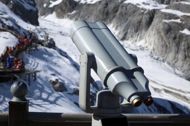玉龙雪山山顶的投币望远镜图片下载