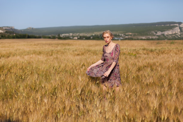 一个美丽的时尚女人的肖像在一个田地里收割图片下载