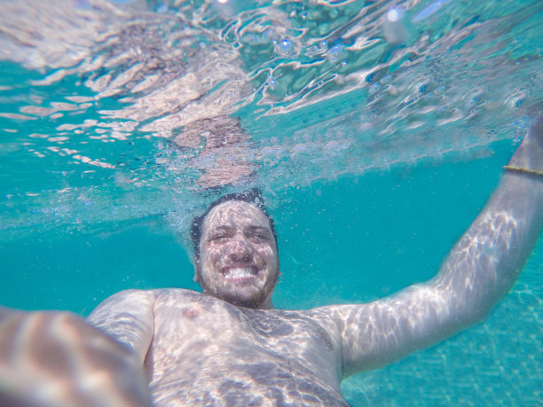 一个年轻人跳进海里自拍图片下载