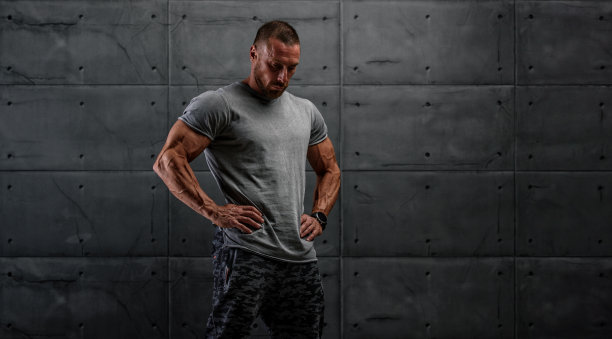 自信，强壮，肌肉发达的男人站高图片下载