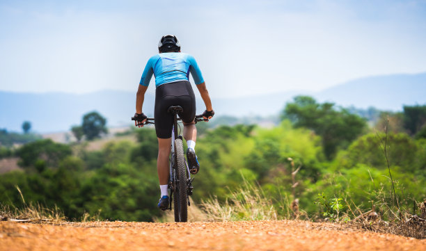 山地自行车，训练和攀登陡峭的山坡。图片下载