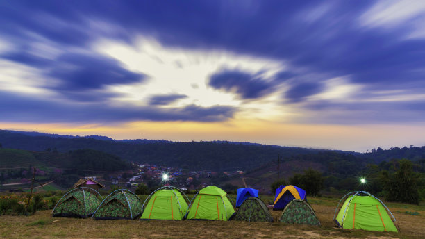 日落时分，泰国北部的露营和帐篷图片下载