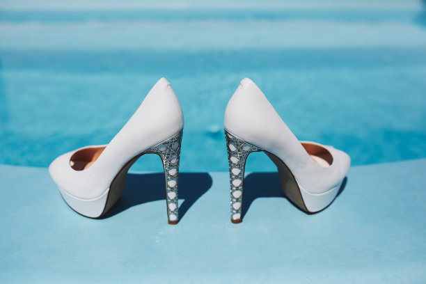 白色高跟的鞋图片下载