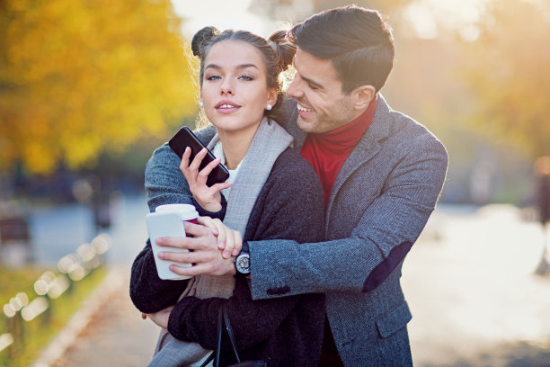 一对幸福的情侣在城市公园里拥抱图片下载