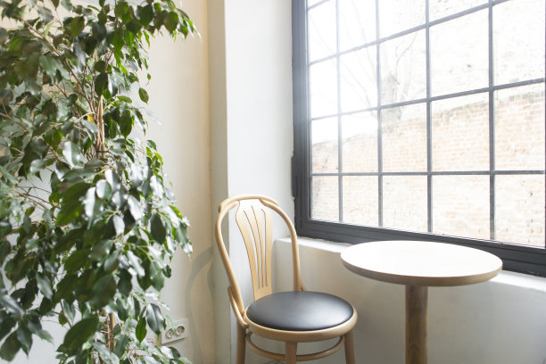 窗户前的空桌子图片下载