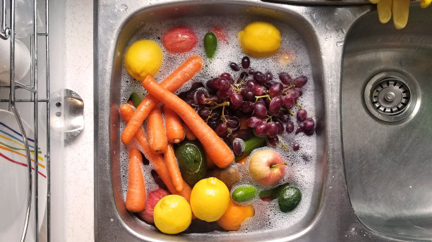 在厨房水槽中清洗和消毒水果和蔬菜图片下载