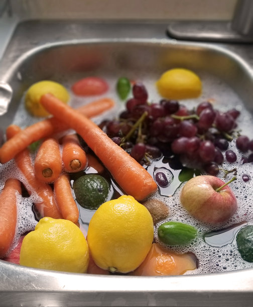 在厨房水槽中清洗和消毒水果和蔬菜图片下载