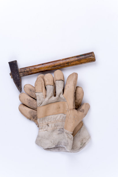 又旧又脏的锤子，带着用过的工作皮手套图片下载