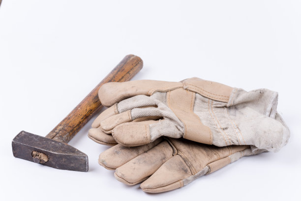 又旧又脏的锤子，带着用过的工作皮手套图片下载
