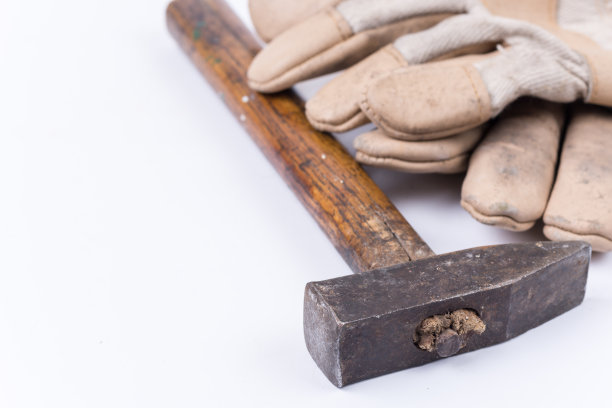 又旧又脏的锤子，带着用过的工作皮手套图片下载