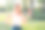 迷人的年轻女子在模糊的自然背景上吃红苹果。在公园吃午饭。人类情感的概念。有趣的饥肠辘辘的女孩图片下载