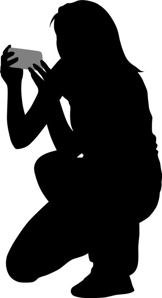 女人正在用手机拍照图片下载