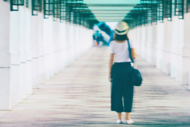 模糊图像，女人站在隧道后面。图片下载