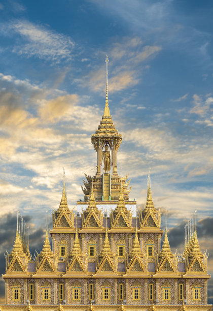 2019年6月18日，位于泰国乌泰他尼的金城堡，以壮观的蓝天为背景。图片下载