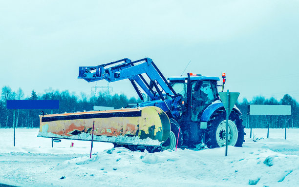 冬季芬兰罗瓦涅米公路上的除雪车图片下载