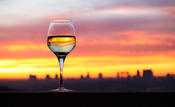 落日城市景色的酒杯图片下载