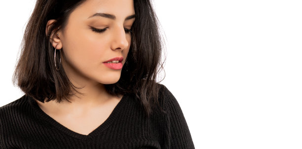 美丽的女人向下看。图片下载