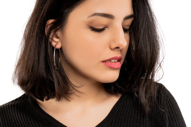 美丽的女人向下看。图片下载