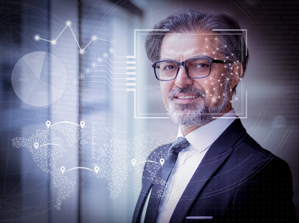 在窗边微笑的领导者和虚拟身份识别图形图片下载