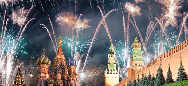 莫斯科克里姆林宫和烟花庆祝胜利日(第二次世界大战)，红场，莫斯科，俄罗斯——莫斯科最受欢迎的观点图片下载