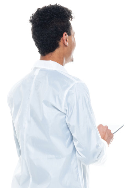 非洲裔男性画家，穿着工作服站在白色背景前，使用数字平板电脑图片下载