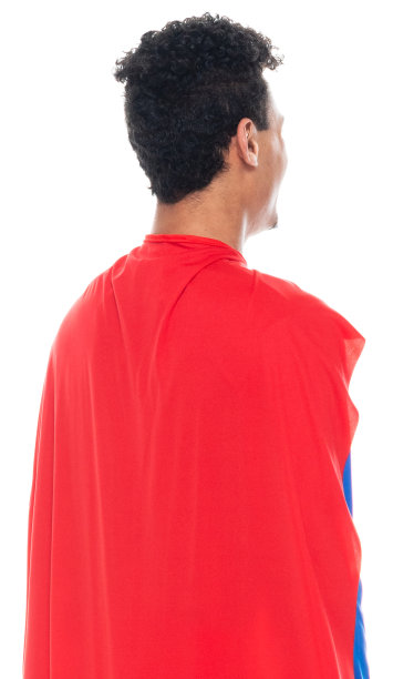 非洲裔男性站在白色背景前戴面具伪装图片下载