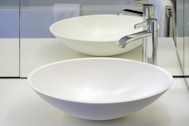 带水龙头的现代白色浴室水槽，带洗脸盆和水龙头的浴室内部图片下载