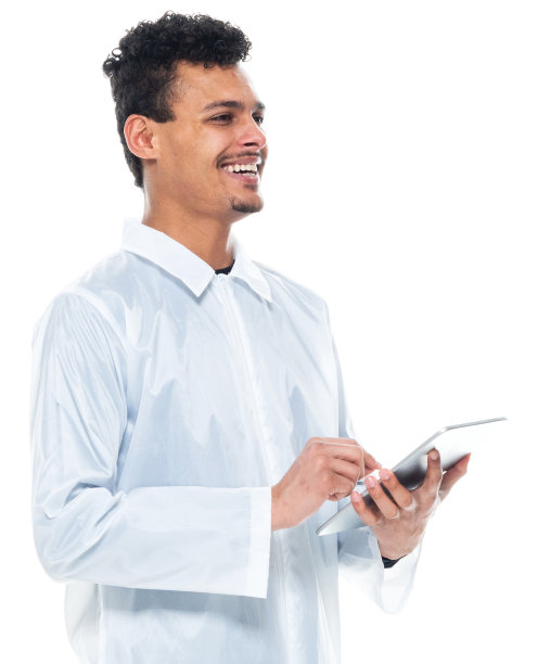 非洲裔男性画家，穿着工作服站在白色背景前，使用触摸屏图片下载