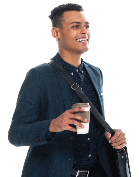 非裔美籍年轻男性商人在白人背景下背着背包和拿着包图片下载