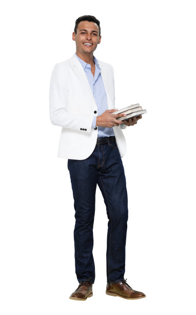 非裔美国青年男大学生穿着运动夹克拿着课本站在白色背景前图片下载