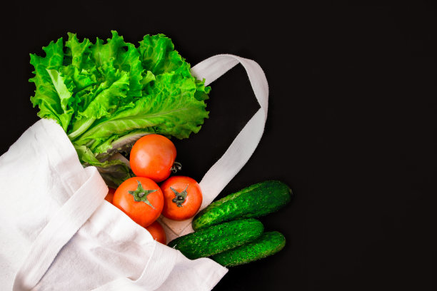 可重复使用的零废弃纺织品购物袋与杂货蔬菜，复制空间的文字图片下载