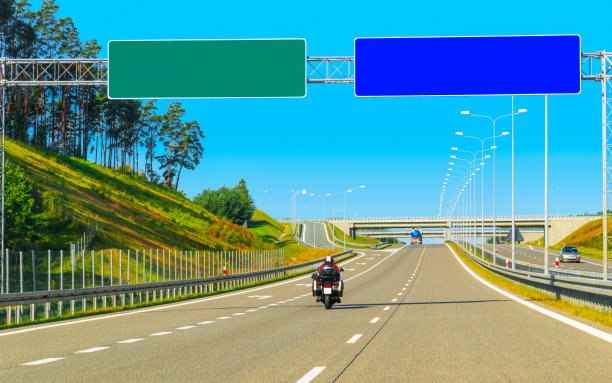 瑞士公路上的摩托车图片下载