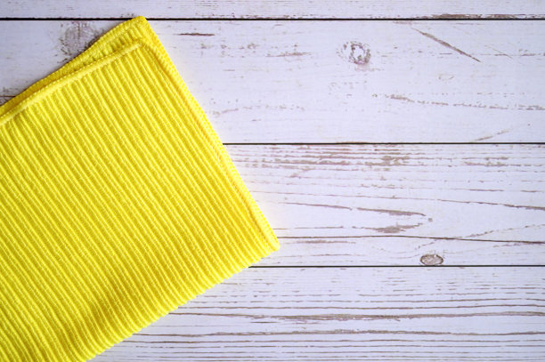 通用擦拭家庭清洁，用于去除污垢，不使用家庭化学品，在木桌上。平躺，俯视图图片下载
