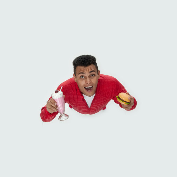 非洲裔男性穿着西装，拿着汉堡站在白色背景前图片下载