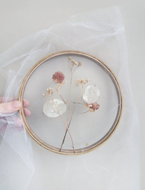 手工刺绣，用干花和香草在网状织物上，薄纱，手里拿着圆箍图片下载