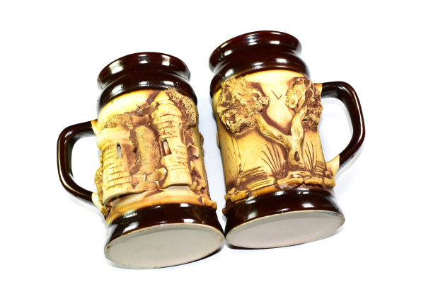 池塘边有一棵树和一间房子。图片下载