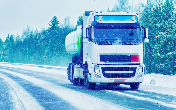 冬季芬兰拉普兰雪道上的卡车图片下载