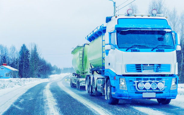 冬季芬兰拉普兰雪道上的卡车图片下载