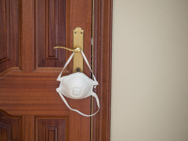 在家里拿口罩-在室外使用口罩的概念图片下载