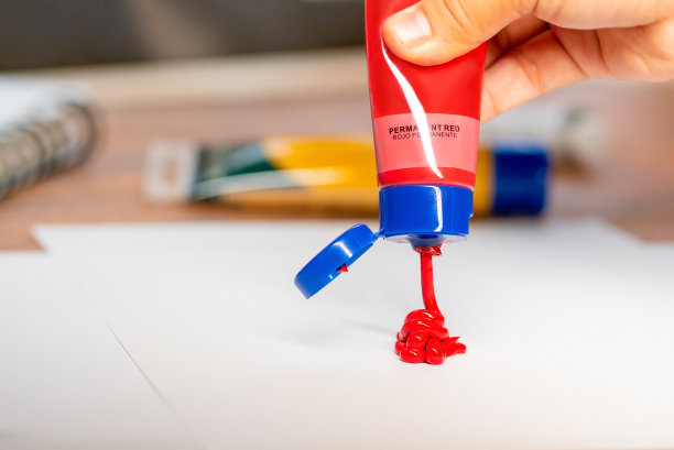 在纸上滴上红色丙烯酸漆和黄色丙烯酸漆素材图片