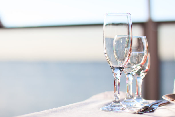 婚礼宴会。酒吧桌上的空酒杯图片下载