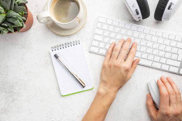 平铺办公桌子书桌。图片下载