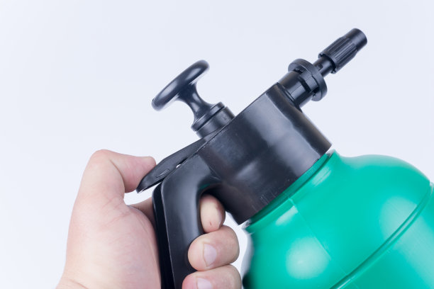 塑料水泵在白色的背景图片下载