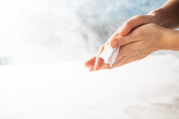 女人的手用湿纸巾擦图片下载